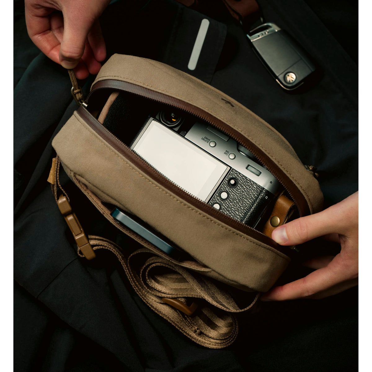 Sling Clever Supply Co. Sidekick Pro (Beige, 2L) - vista frontal