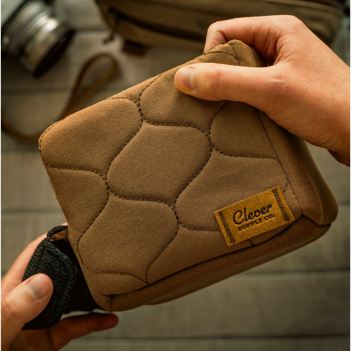 Sling Clever Supply Co. Sidekick Pro (Beige, 2L) - en uso