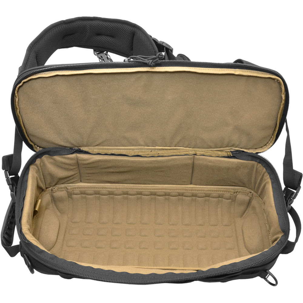 Sling Hazard 4 Plan-B Hard Shell Go- -Pack (Negro) - en uso