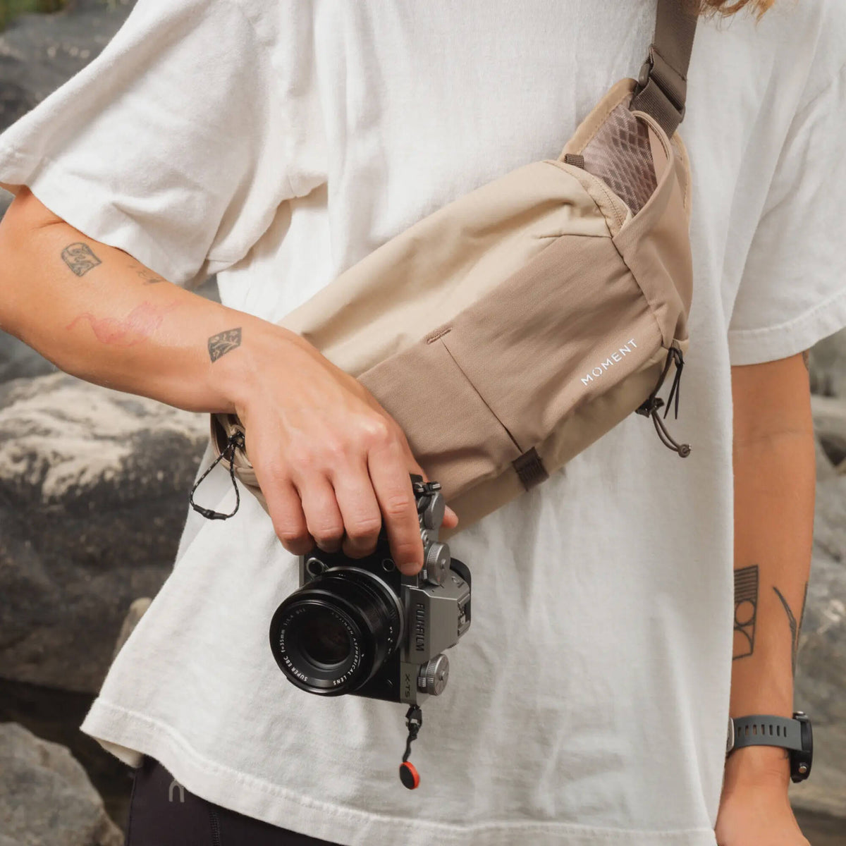 Sling Moment Slate (Desert, 4L) - en uso