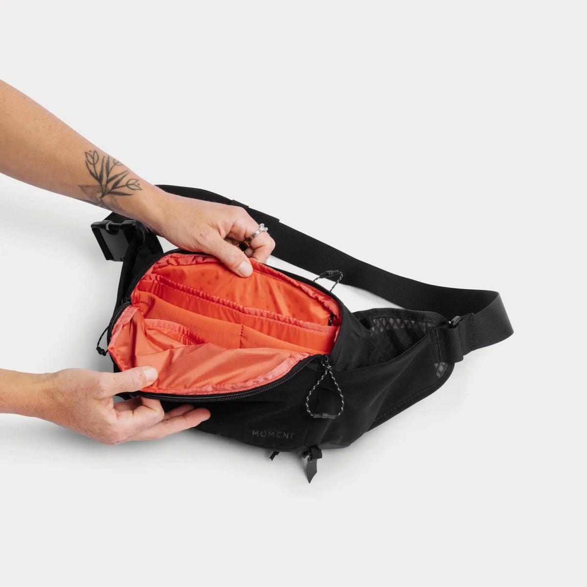 Sling Moment Slate (Negro, 4L) - detalle