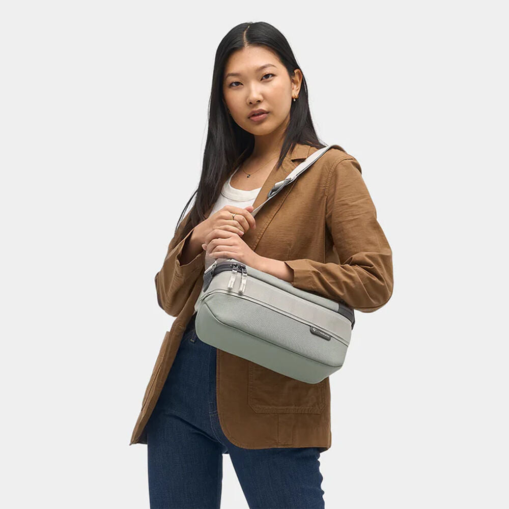 Sling Nomatic LUMA (Sage, 9L) - en uso
