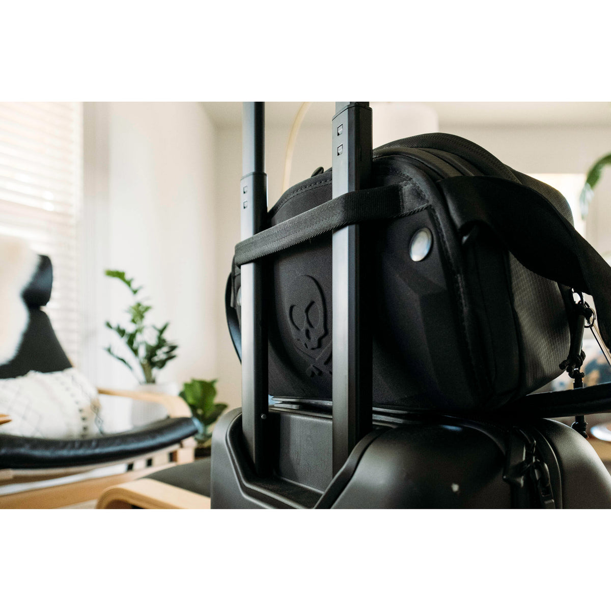 Sling Nomatic McKinnon (Negro, 8L) - en uso