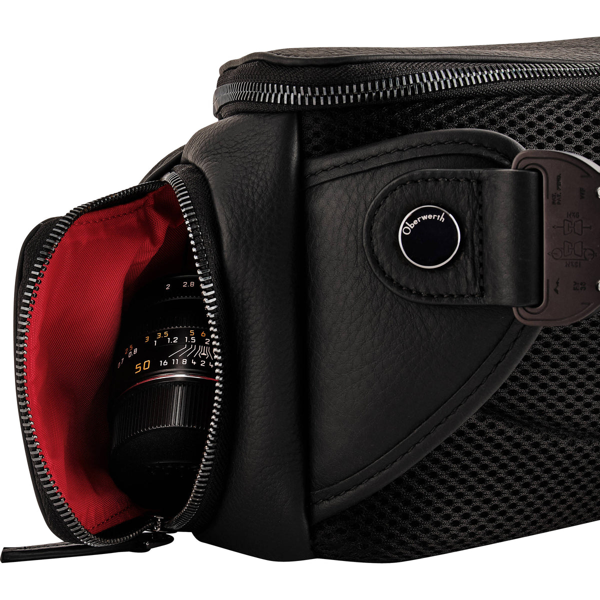 Sling Oberwerth Leather Photo (Negro con forro Rojo, Chico) - en uso
