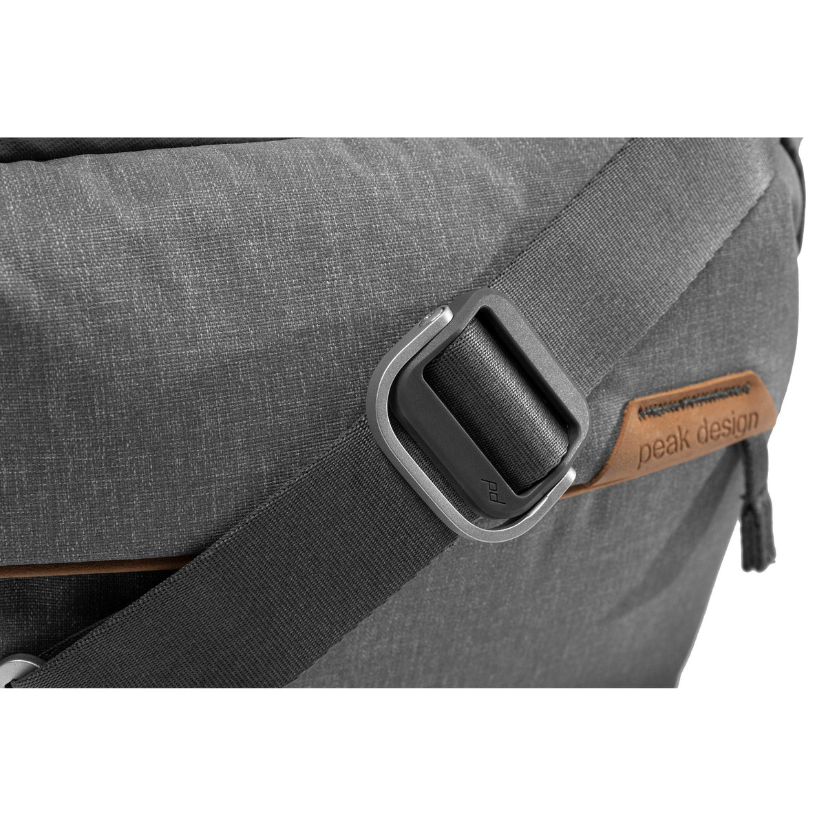 Sling Peak Design Everyday v3 (Ash, 6L) - en uso