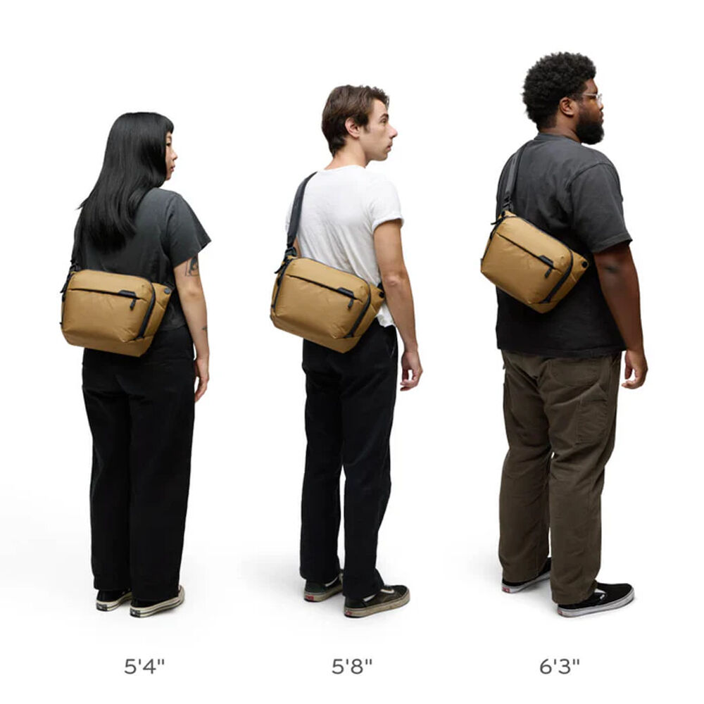 Sling Peak Design Everyday v3 (Coyote, 6L) - en uso