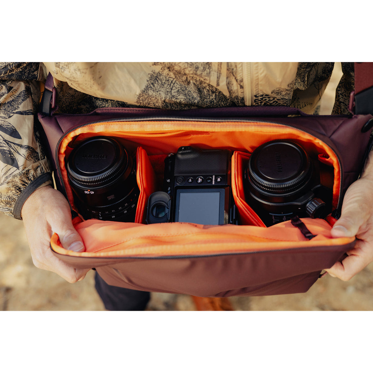 Sling Peak Design Everyday v3 (Eclipse, 10L) - puertos y conexiones