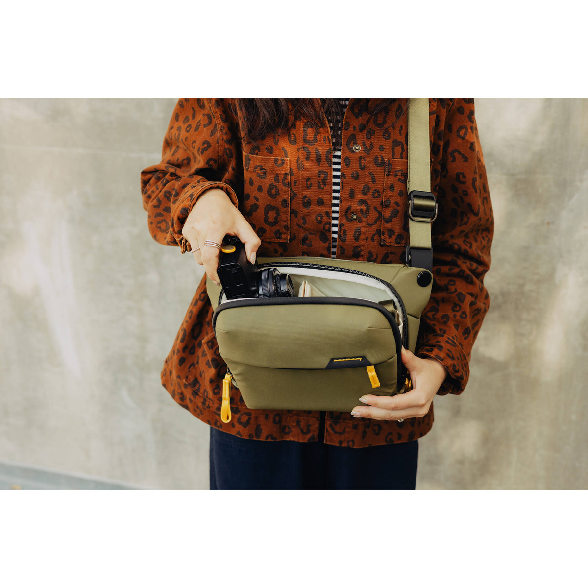 Sling Peak Design Everyday v3 (Kelp, 3L) - puertos y conexiones