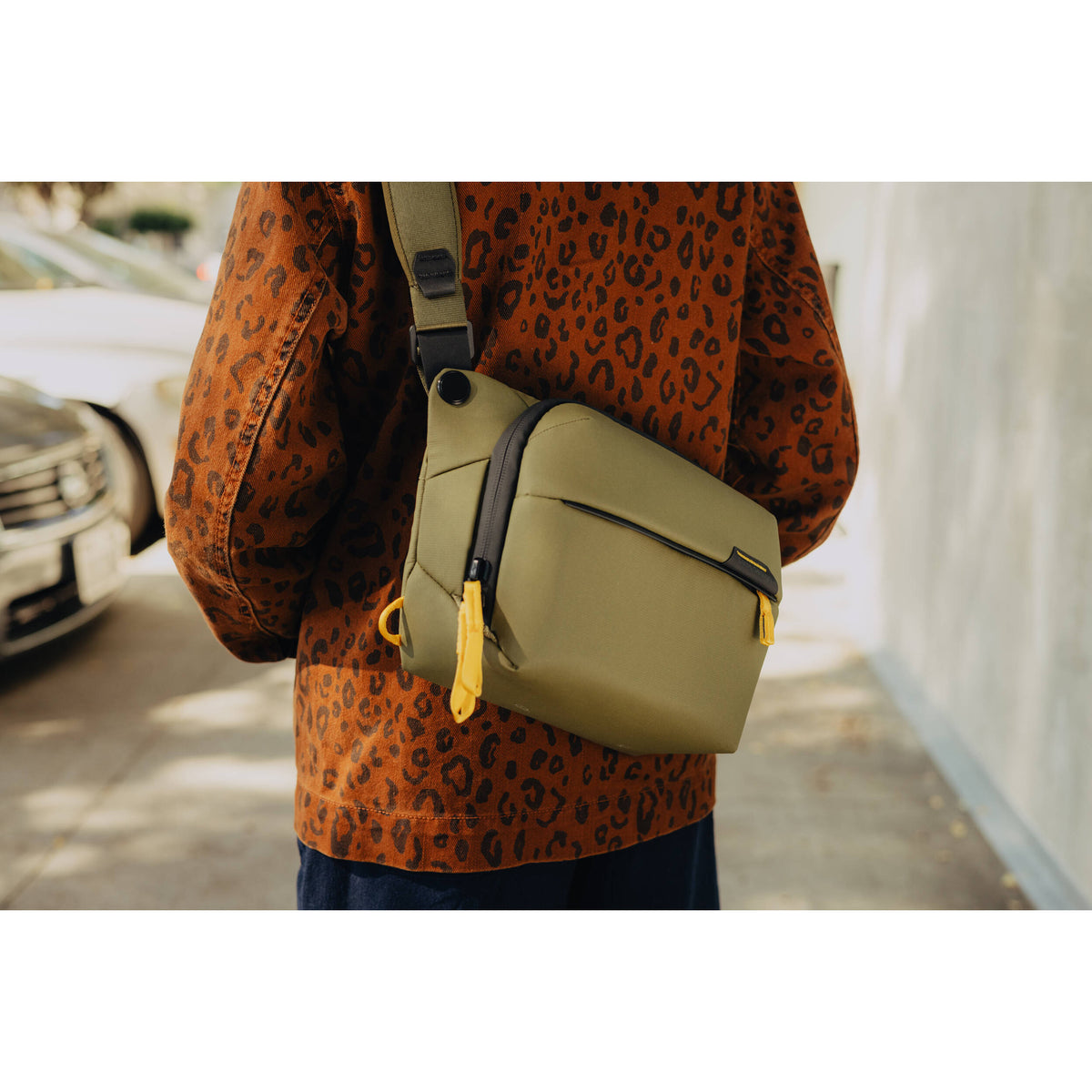 Sling Peak Design Everyday v3 (Kelp, 3L) - en uso
