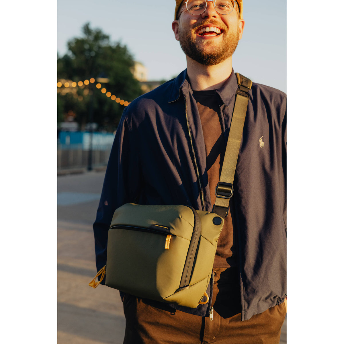 Sling Peak Design Everyday v3 (Kelp, 6L) - en uso