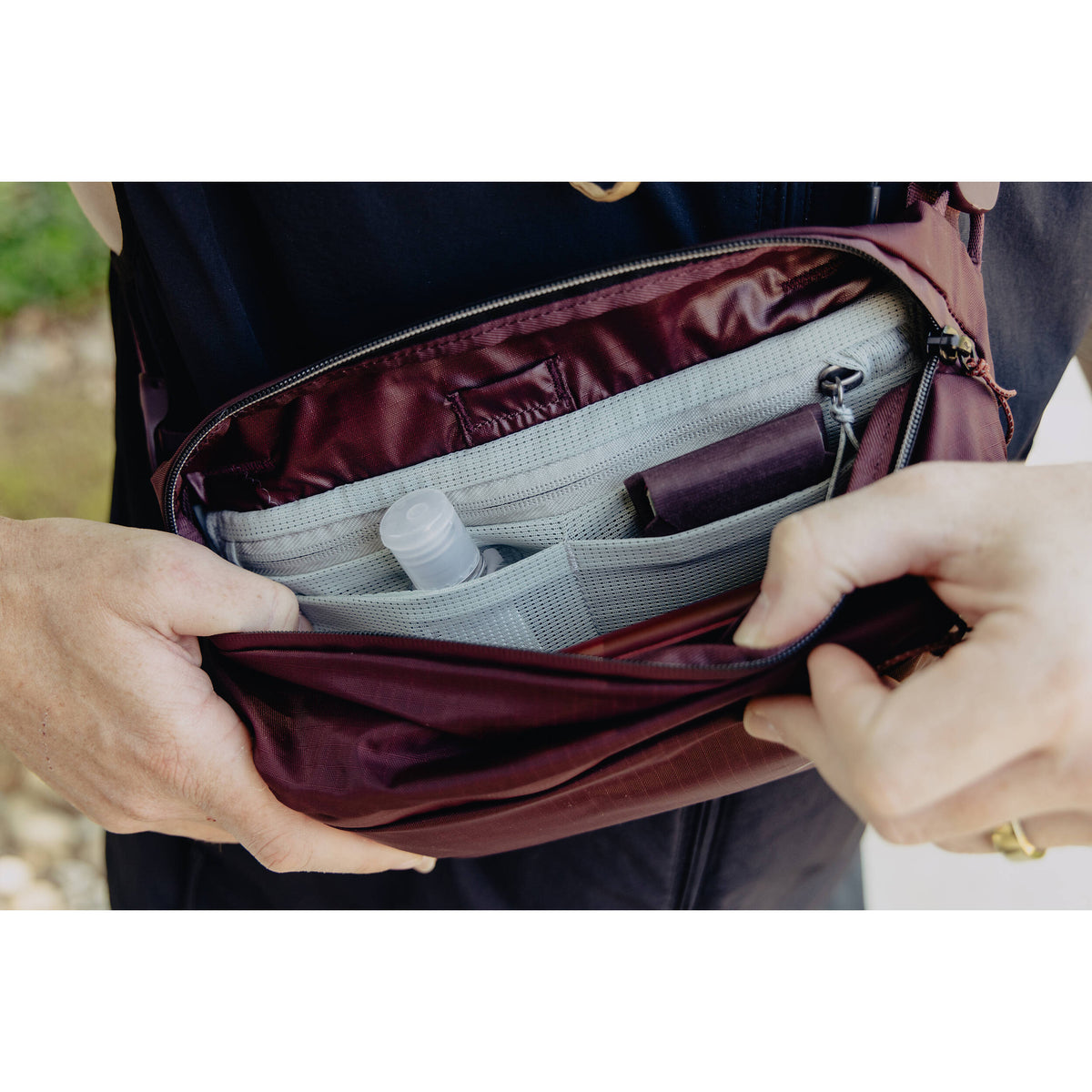 Sling Peak Design Outdoor (Eclipse, 4L) - puertos y conexiones