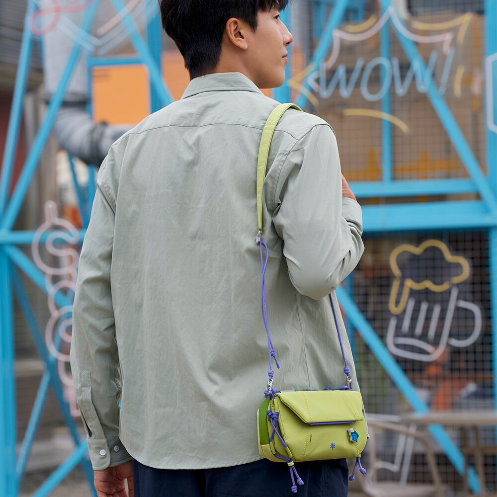 Sling PGYTECH OneGo Pocket (Line Verde, 2L) - en uso
