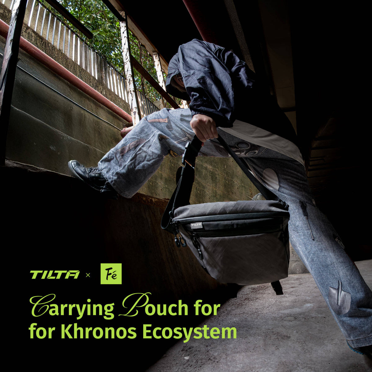 Sling Tilta Carrying Pouch para Khronos Ecosystem (Gris, 5L) - en uso