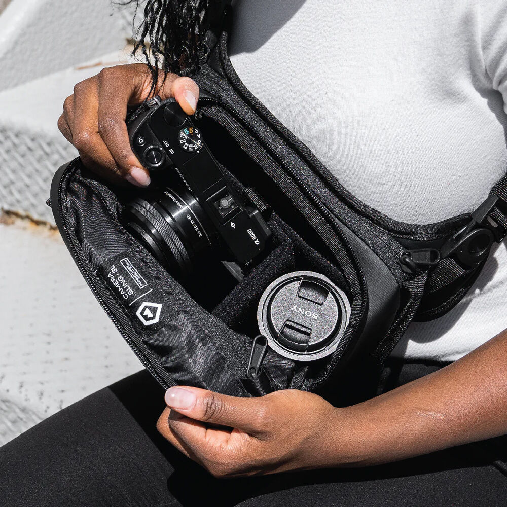 Sling WANDRD ROGUE V1 (Negro, 3L) - contenido de la caja