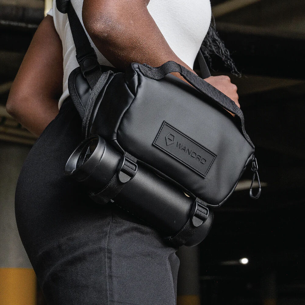 Sling WANDRD ROGUE V1 (Negro, 3L) - en uso