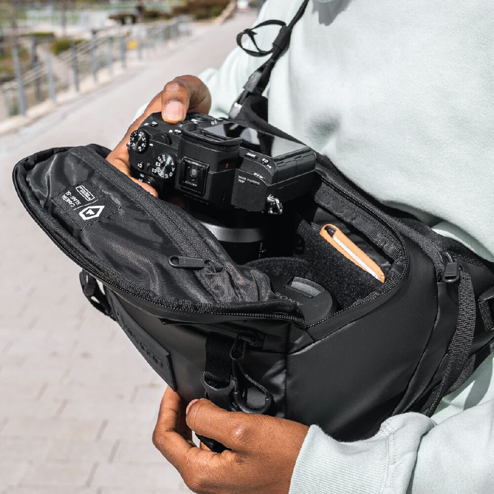 Sling WANDRD ROGUE V1 (Negro, 6L) - contenido de la caja