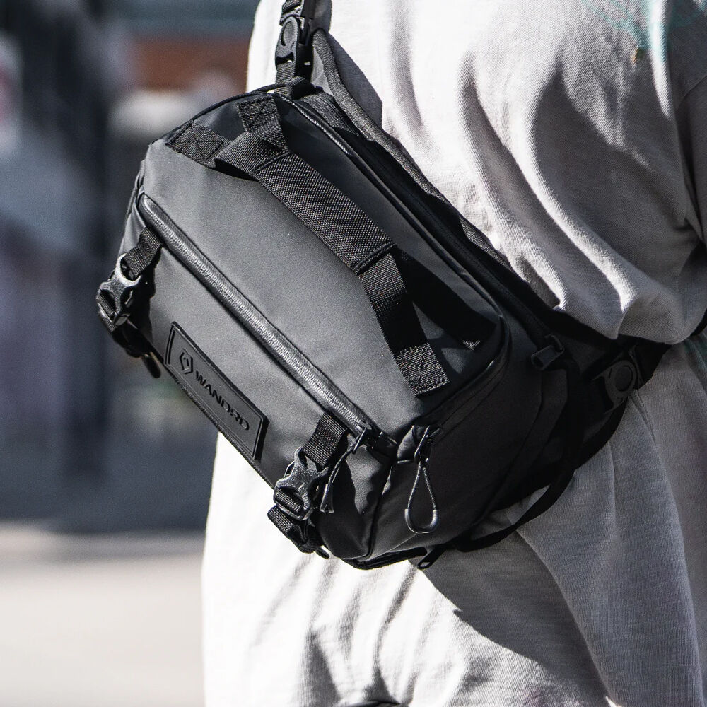 Sling WANDRD ROGUE V1 (Negro, 6L) - en uso