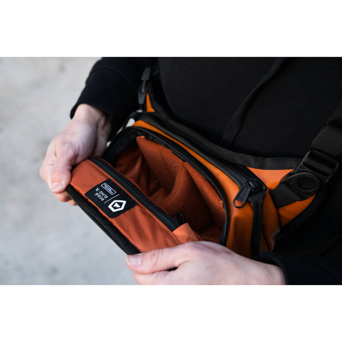 Sling WANDRD ROGUE V1 (Sedona Naranja, 3L) - puertos y conexiones