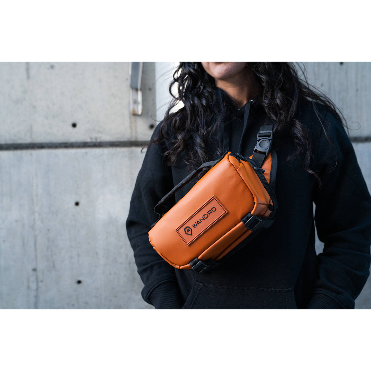 Sling WANDRD ROGUE V1 (Sedona Naranja, 3L) - en uso