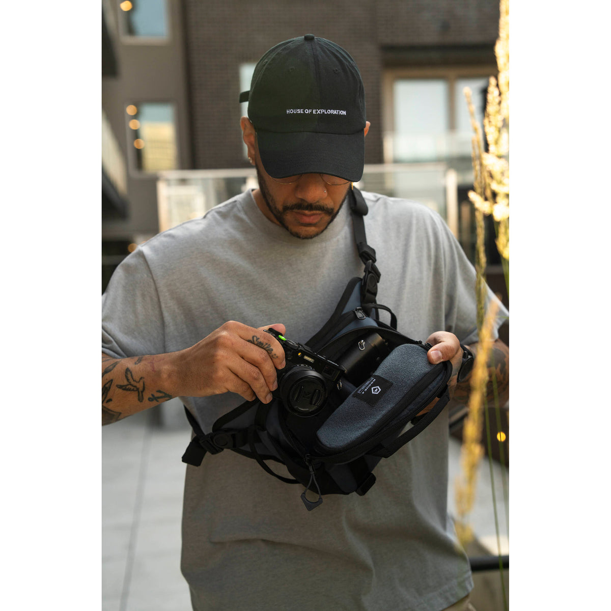 Sling WANDRD ROGUE V2 (Aegean Azul, 4L) - contenido de la caja