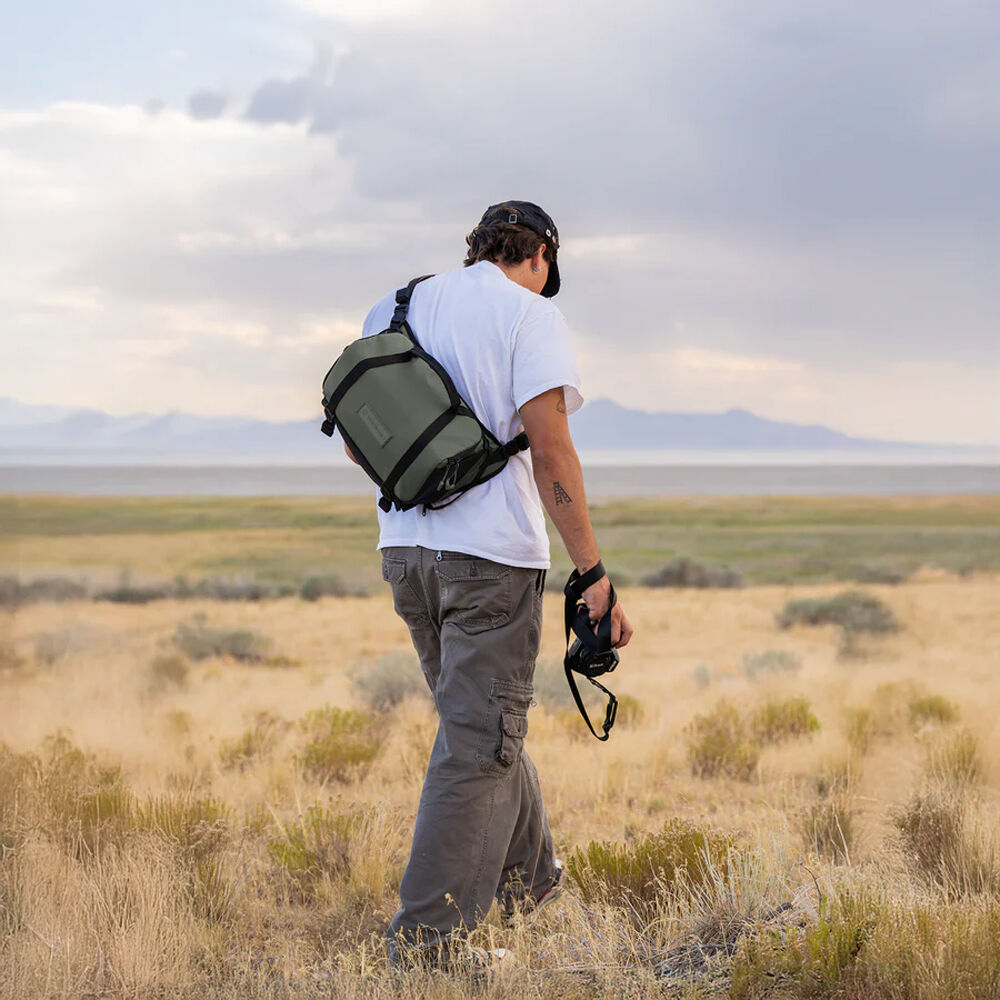 Sling WANDRD ROGUE V2 (Wasatch Verde, 9L) - en uso
