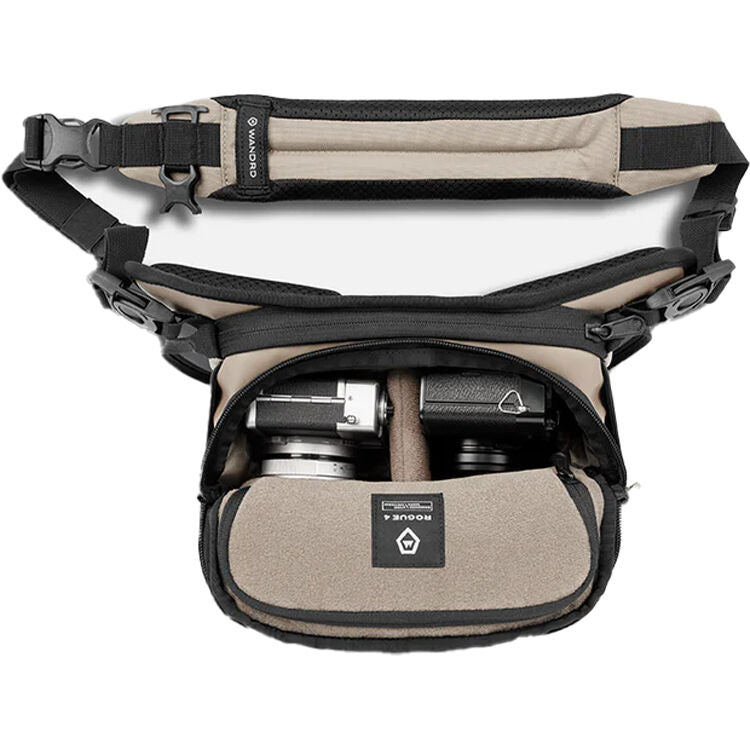 Sling WANDRD ROGUE V2 (Yuma Beige, 4L) - puertos y conexiones