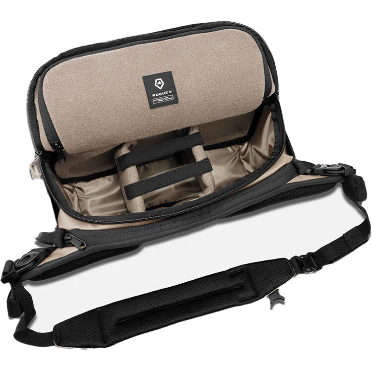 Sling WANDRD ROGUE V2 (Yuma Beige, 9L) - vista frontal