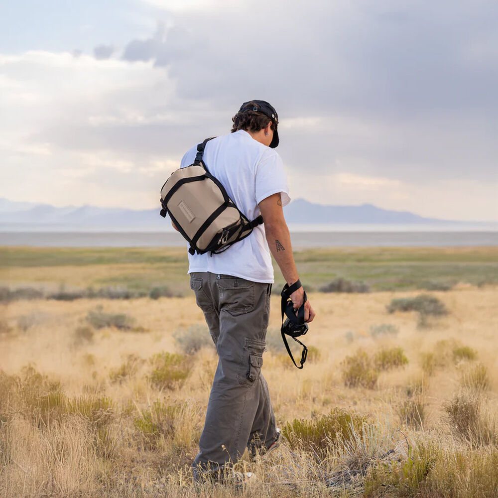 Sling WANDRD ROGUE V2 (Yuma Beige, 9L) - en uso
