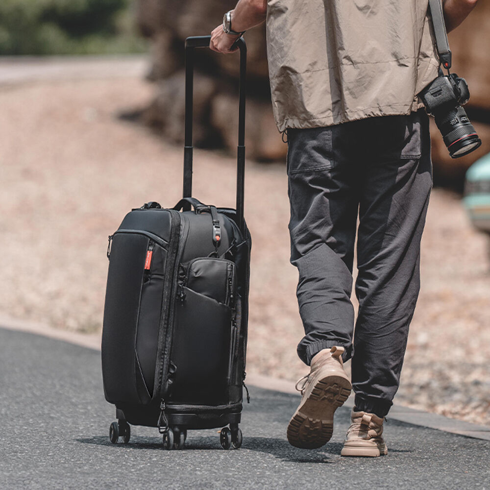 Valija con ruedas PGYTECH Roller Backpack (Space Negro, 30L) - en uso