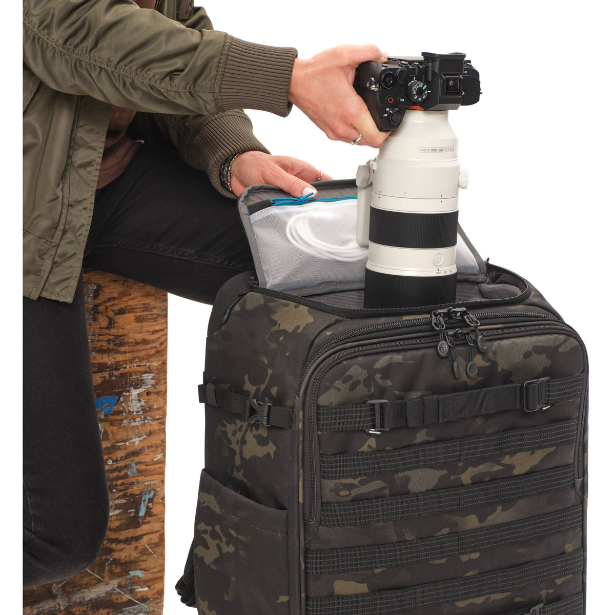 Valija con ruedas Tenba Axis V2 Spinner Backpack (Multicam Negro, 28L) - contenido de la caja