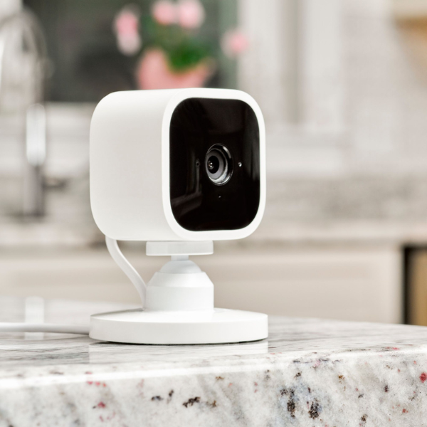 Blink Mini Cámara de Seguridad Inteligente Video HD interiores con Alexa