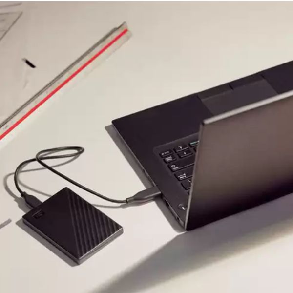 Disco-Duro-Externo-WD-1-TB-Color-Negro-en-uso-con-una-laptop